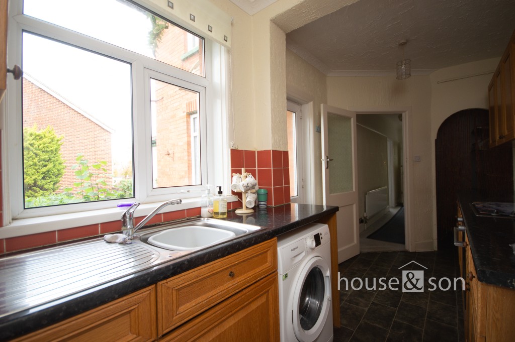 Lot: 105 - FLAT FOR IMPROVEMENT WITH PARKING TO REAR AND GARDEN - Kitchen with view to garden